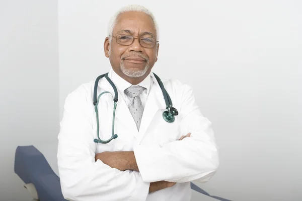 Confident Male Doctor Standing With Hands Folded — Stock Photo, Image