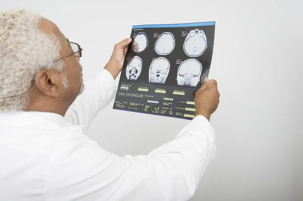 Arzt untersucht Röntgenbericht in Klinik — Stockfoto