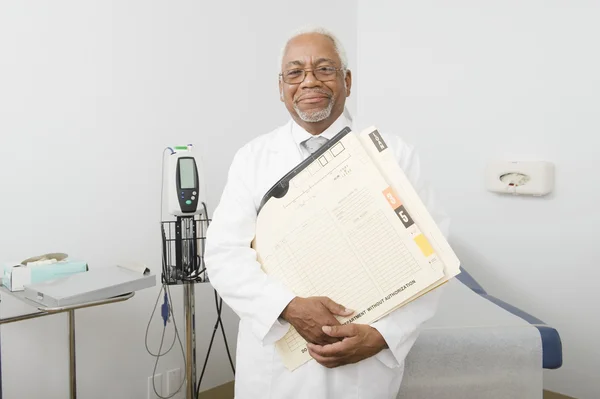 Arzt hält Akten und Dokumente in Klinik — Stockfoto