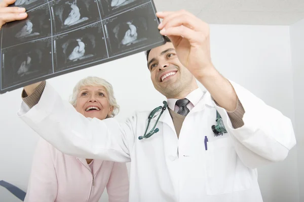 Médico que explica o raio-X ao paciente — Fotografia de Stock