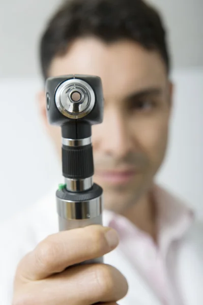 Médico Segurando Otoscópio — Fotografia de Stock