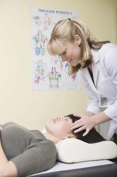 Terapeuta dando masaje en la cabeza a la mujer — Foto de Stock