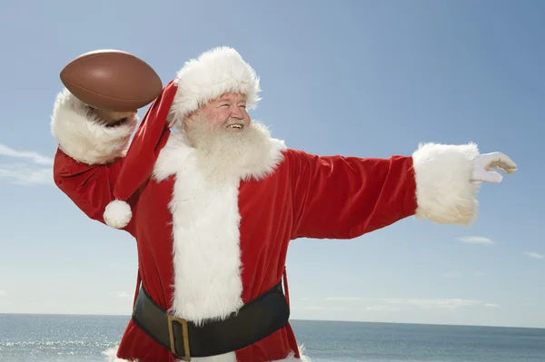 Weihnachtsmann bereit zum Rugby-Ball werfen — Stockfoto
