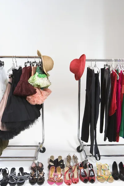 Calzado y sombreros de moda con accesorios en el carril de la ropa —  Fotos de Stock