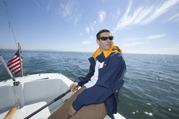 Mann segelt im Boot — Stockfoto