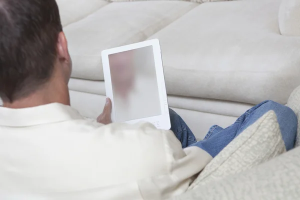 Homem segurando tablet digital — Fotografia de Stock