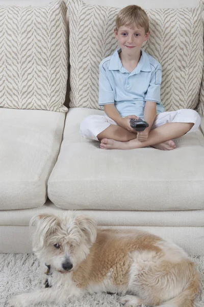 Junge mit Hund fernsehen — Stockfoto