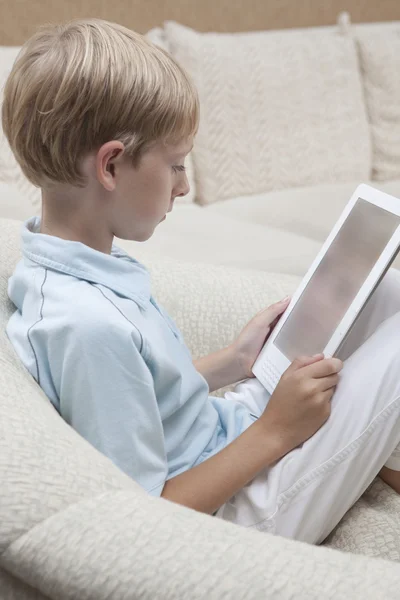 Kleine jongen met digitale tablet — Stockfoto