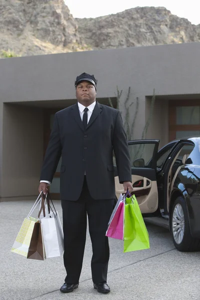 Šofér s nákupní tašky v příjezdové cestě — Stock fotografie