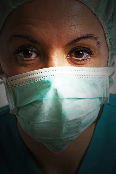 Vrouw met chirurgisch masker — Stockfoto