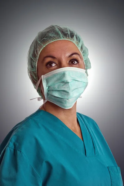 Cirurgiã feminina em esfoliação — Fotografia de Stock