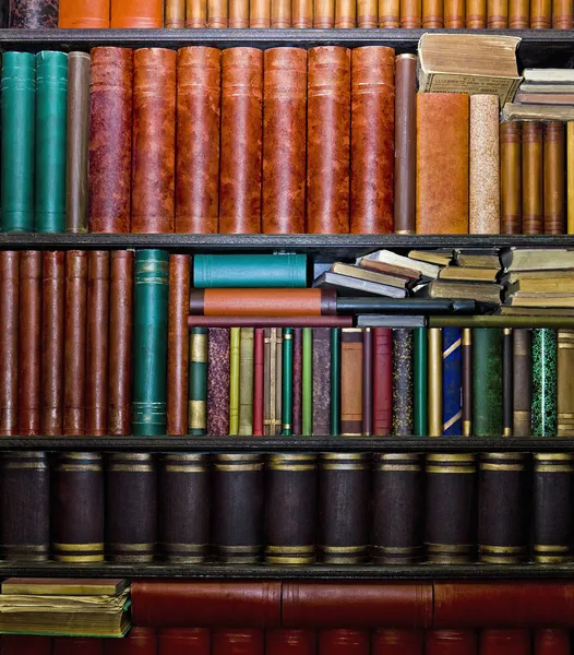 Oude boeken in boekenkasten — Stockfoto