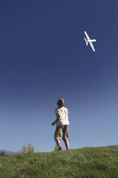 Menino brincando com avião de brinquedo — Fotografia de Stock