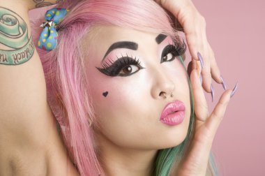 genç bir kadın kılığında yakın çekim