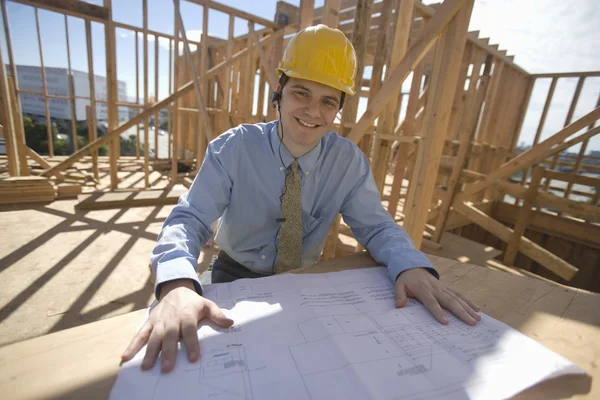 Gerente de sitio con planes de construcción — Foto de Stock