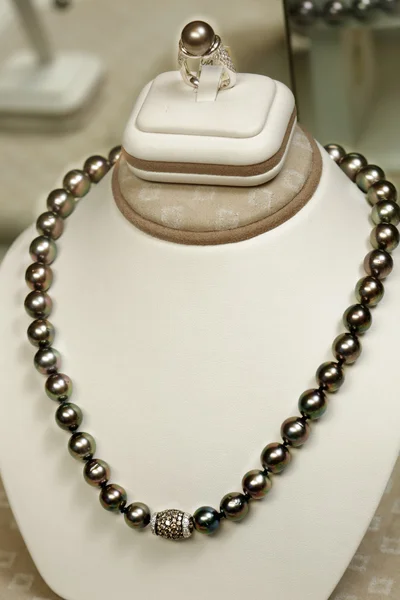 Prsten a náhrdelník na displeji — Stock fotografie