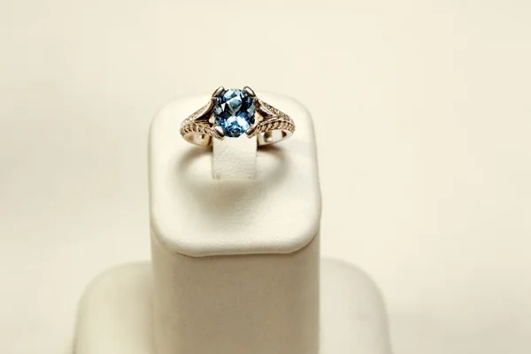 Zlatý prsten s akvamarínovou ovál — Stock fotografie