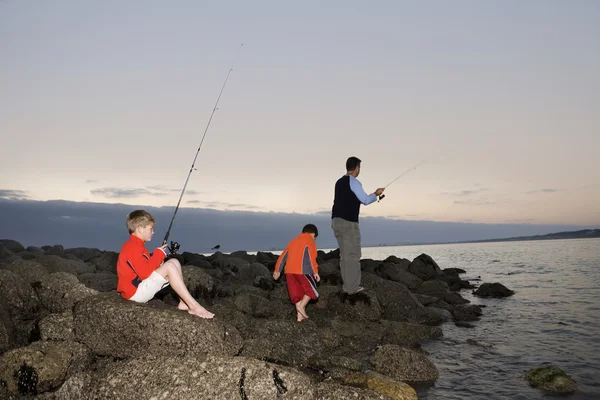 Famiglia pesca sul lago — Foto Stock