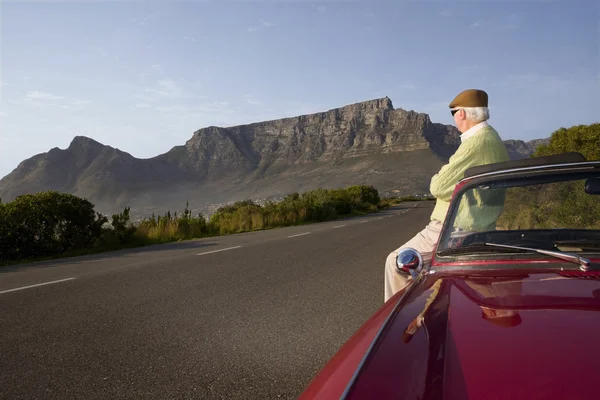 El hombre admira la vista apoyándose en convertible —  Fotos de Stock