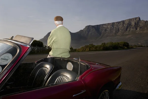 Man Admires View Inclinando-se no carro vintage — Fotografia de Stock