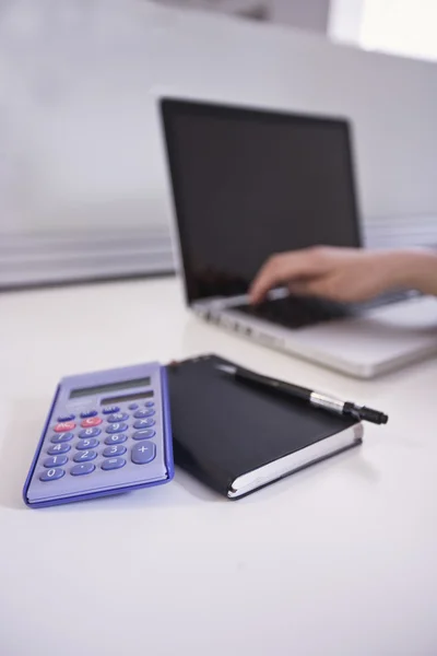 Calcolatrice, penna e latte sulla scrivania dell'ufficio — Foto Stock