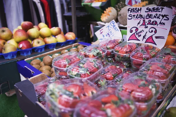 Aardbeien te koop bij Farmer's Market — Stockfoto