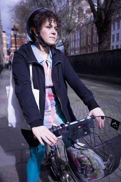 Femme à vélo sur la rue — Photo