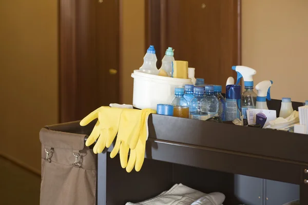 Carro de limpiadores en un hotel — Foto de Stock