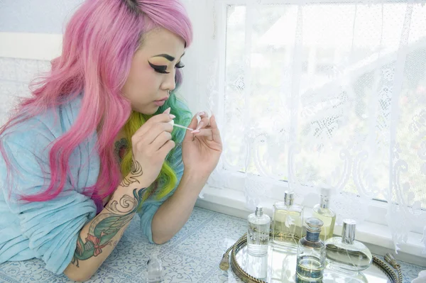 Mujer joven aplicando esmalte de uñas — Foto de Stock
