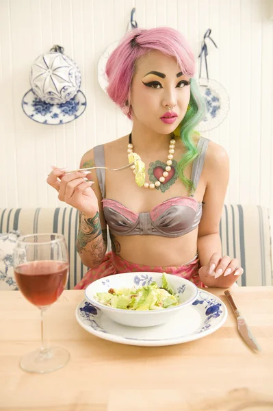 Retrato de uma mulher tendo refeição e vinho — Fotografia de Stock