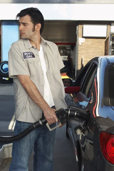 Worker Refueling Car At Station — Stock Photo, Image