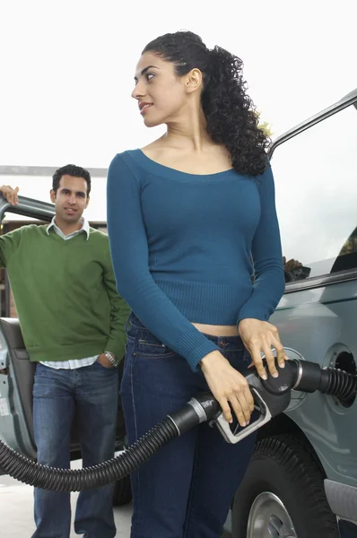 Tanque de repostaje mujer coche — Foto de Stock