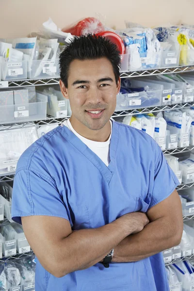 Enfermeira masculina com braços cruzados — Fotografia de Stock
