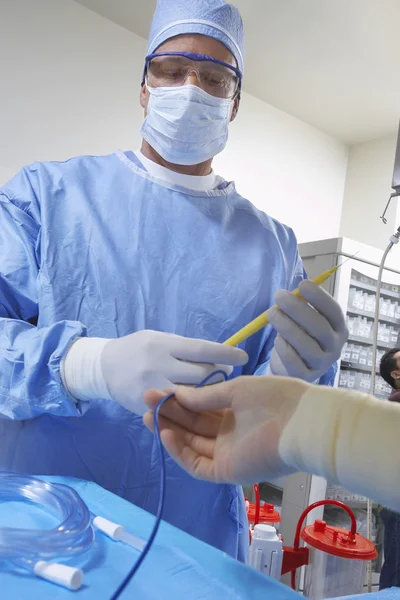 Cirurgião na sala de cirurgia — Fotografia de Stock