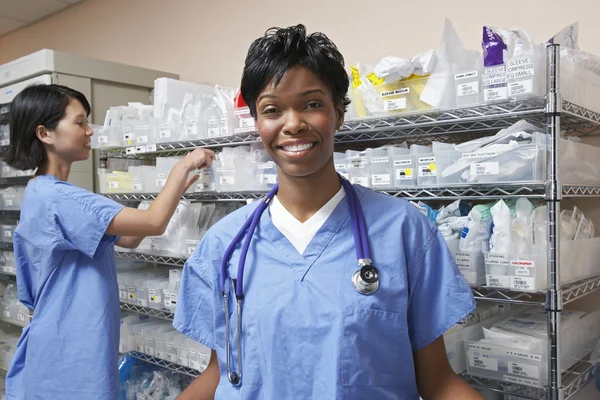 Kvinnliga läkare i sjukhussal — Stockfoto