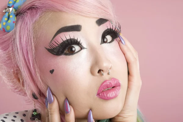 Close-up of scared young woman over pink background — Stock Photo, Image