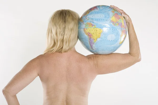 Bakifrån av en topless kvinna håller världen på hennes axel — Stockfoto