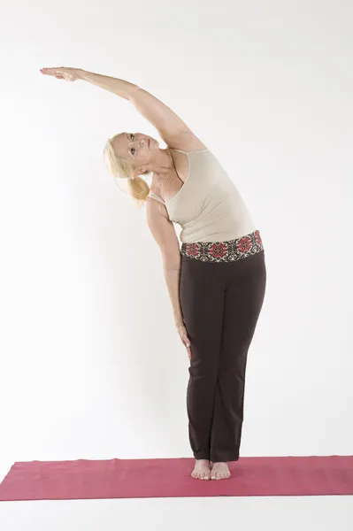 Reife Frau macht Stretching-Übung — Stockfoto