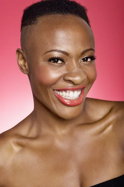 Retrato de la alegre mujer afroamericana — Foto de Stock