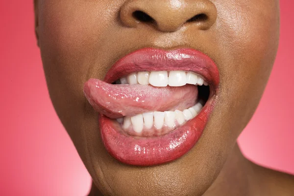 Закрыть женщину, торчащую язык — стоковое фото