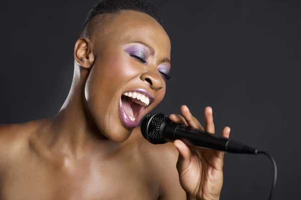 Close-up of African American woman singing — Stock Photo, Image