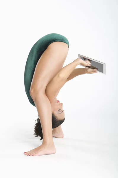 Женщина с помощью цифрового планшета во время тренировки — стоковое фото