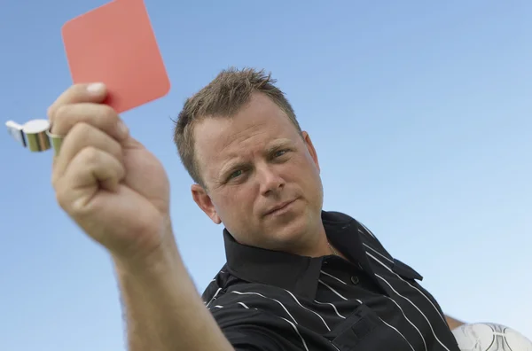 Voetbal scheidsrechter vertaaltaken toe te wijzen rode kaart — Stockfoto