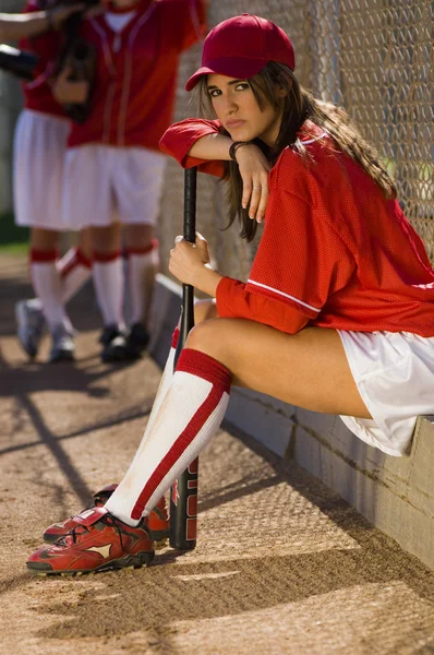 Giocatore di baseball seduto con pipistrello — Foto Stock