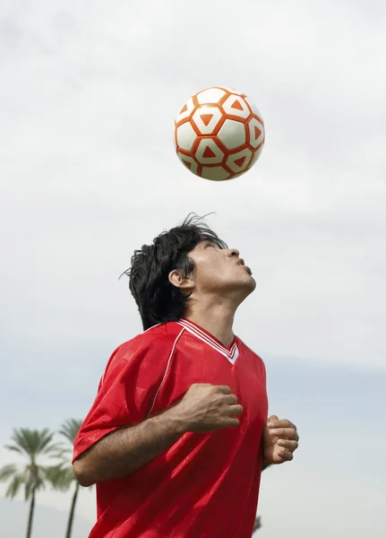 Jugador de fútbol encabezando el baile — Foto de Stock