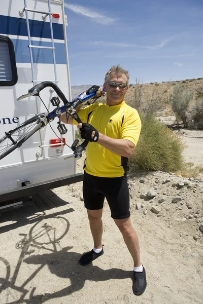 彼は自転車を運ぶシニア男性 — ストック写真