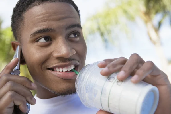 Hombre bebiendo batido mientras está de guardia — Foto de Stock