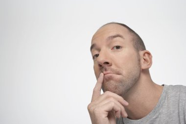 dudaklarında parmak ile düşünme erkek