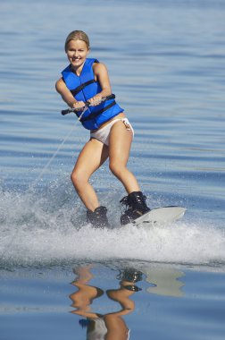 Göl kenarında kadın wakeboarding