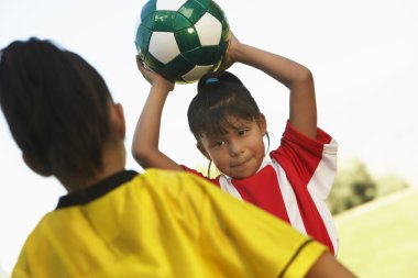 Kız Futbol topu atmak